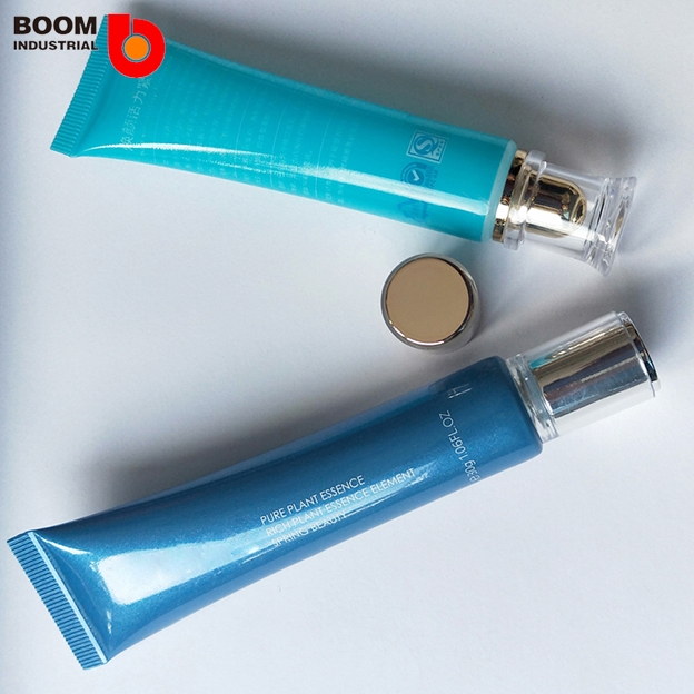 Travel Smart with These Eye Lip Tube Selection Tips
